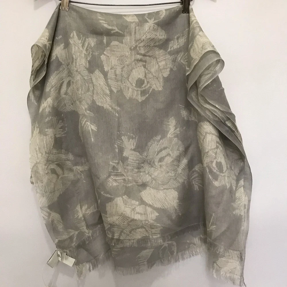 NWT Banana Republic Silk and Wool Light Gray Floral Sheer Scarf